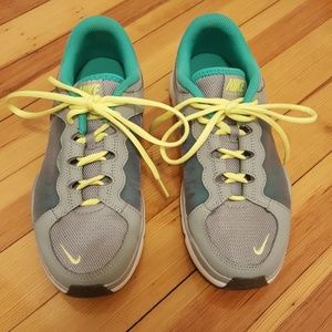 Women's size 7 nike sneakers